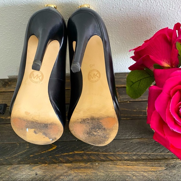 Michael Kors peep-toe “Josie Peep” w/Mk gold lock detail on back. (Size 6M).🌹 - Picture 15 of 16